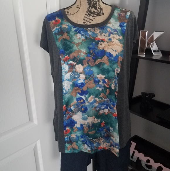 🌞 NWT Forever21 Gray Tee w/ Floral Front Panel - Picture 2 of 5